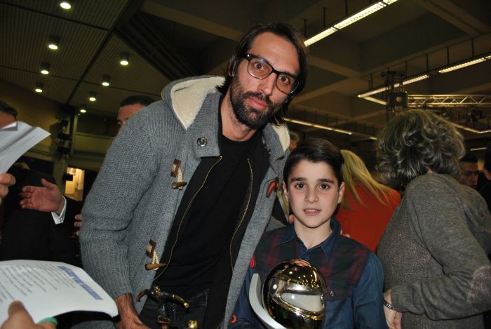 Στη φωτογραφία με τον ποδοσφαιριστή Γιώργο Σαμαρά που ήταν στην κορυφαία εκδήλωση του ΠΣΑΤ