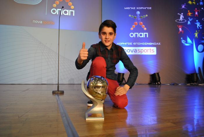 Ο Αντώνης Σάγμαλης με το εντυπωσιακό του βραβείο