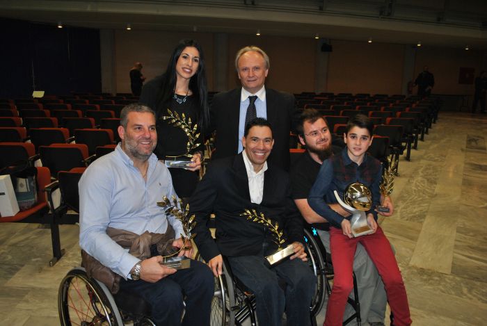 Αναμνηστική φωτογραφία με άλλους αθλητές που τιμήθηκαν