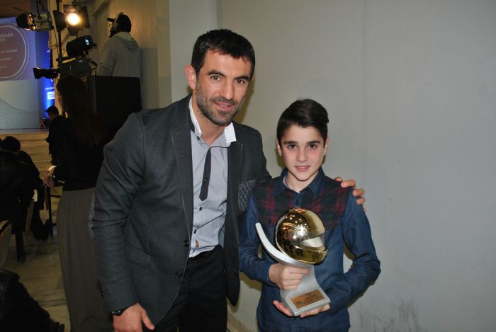 Ο πιτσιρικάς με τον.. τεράστιο Γιώργο Καραγκούνη!!!