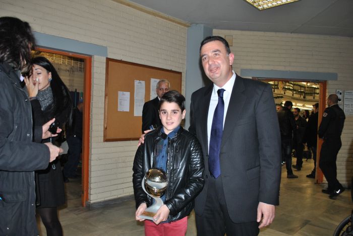 Μαζί με τον νεαρό αναβάτη φωτογραφήθηκε και ο πρόεδρος του ΠΣΑΤ Σωτήρης Τριανταφύλλου