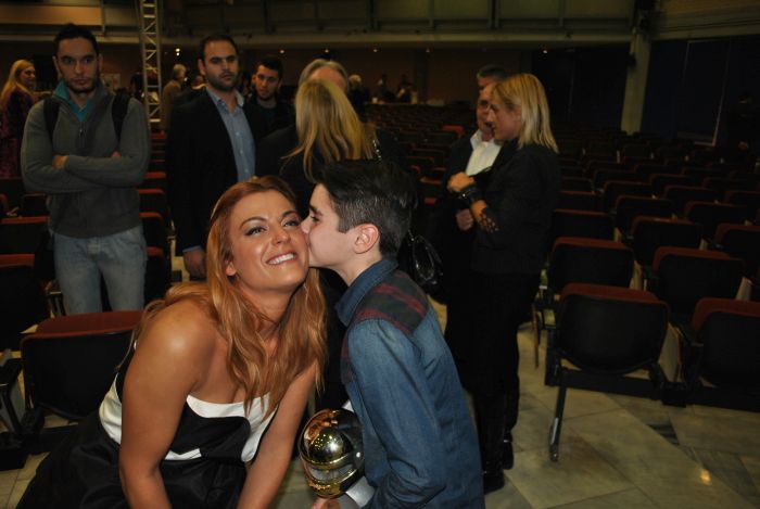 Η δημοσιογράφος Χριστίνα Βραχάλη κέρδισε το φιλί του νεαρού αναβάτη!!!