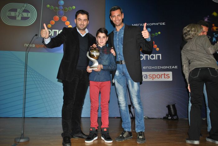 Ο ανερχόμενος Αντώνης Σάγμαλης με τονν Βασίλης Σαρημπαλίδη (zougla) και τον Μενέλαο Μερεμετσάκη (προπονητής)