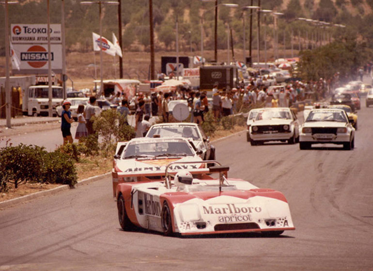 Ο Μάκης Σαλιάρης με την λευκή-κόκκινη Chevron...