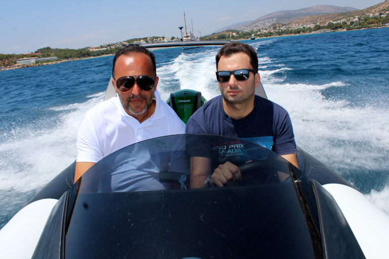 Πίσω από το τιμόνι του Τotem 69 νοιώθεις ότι έχεις στα χέρια σου ένα πολύ καλό σκάφος με επιδόσεις. Σίγουρα απολαμβάνεις την κάθε βόλτα και... σκέφτεσαι την επόμενη!