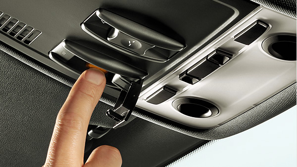 Στην Ελλάδα για να λειτουργήσει στο σύστημα έκτακτης ανάγκης πρέπει να το ενεργοποιήσει ο οδηγός...