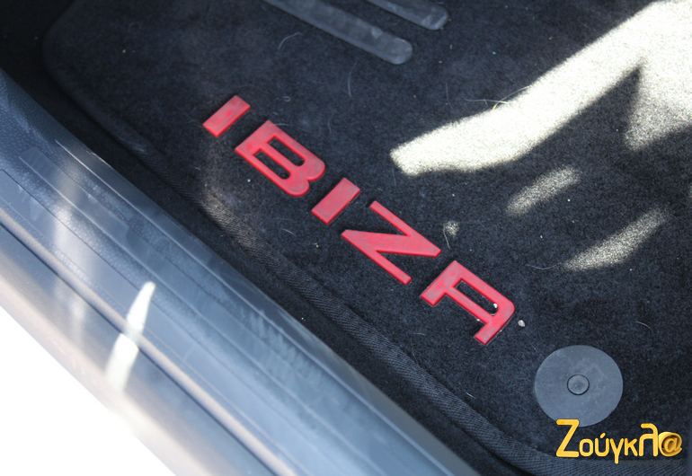 Ανάγλυφα τα γράμματα του μοντέλου στα πατάκια...