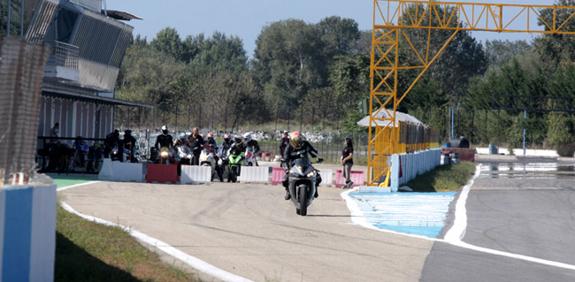 Δεκάδες αναβάτες βρέθηκαν στο αυτοκινητοδρόμιο για να κάνουν δοκιμές...