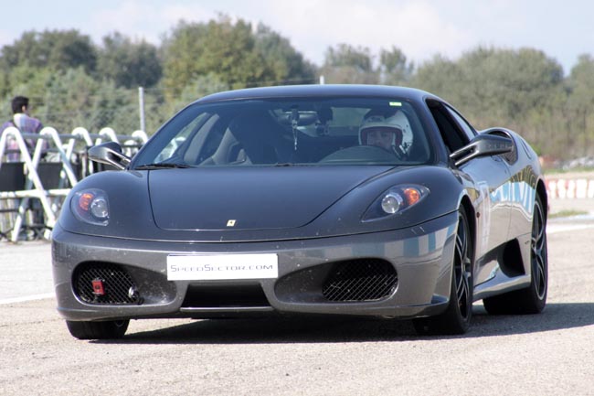 Μία Ferrari που δεν έχουμε συνηθίσει να βλέπουμε σε χρώμα ανθρακί...