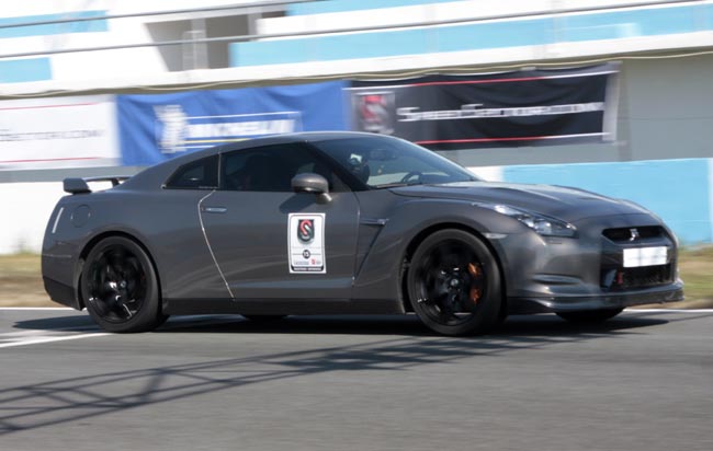 Το Nissan GT-R είναι ένα από τα κορυφαία σπορ αυτοκίνητα που κυκλοφορούν με σχεδόν 500 άλογα στην 'μαμά' έκδοση!!!