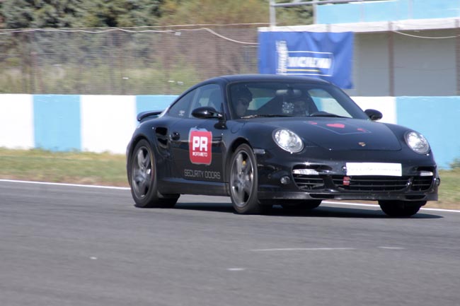 Η μαύρη 911 δείχνει (και είναι) πολύ κακιά...