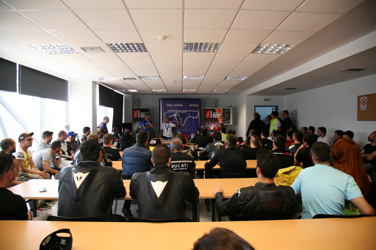 Για τους συμμετέχοντες υπάρχει ειδικό μάθημα για οδήγηση στην πίστα...