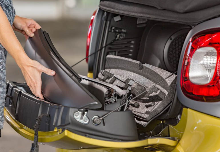 Στην πίσω πόρτα τοποθετούνται οι μπάρες οροφής...