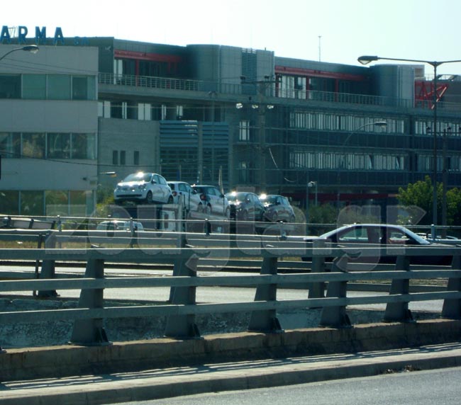 Τα πρώτα Smart που 'πάτησαν' επί ελληνικού εδάφους κατευθύνονται με νταλίκα στον τελωνειακό χώρο της εταιρείας