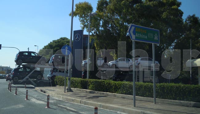 Η αυτοκινητάμαξα φορτωμένη με Smart νέας γενιάς και στις εγκαταστάσεις της εταιρείας στην Κηφισιά...