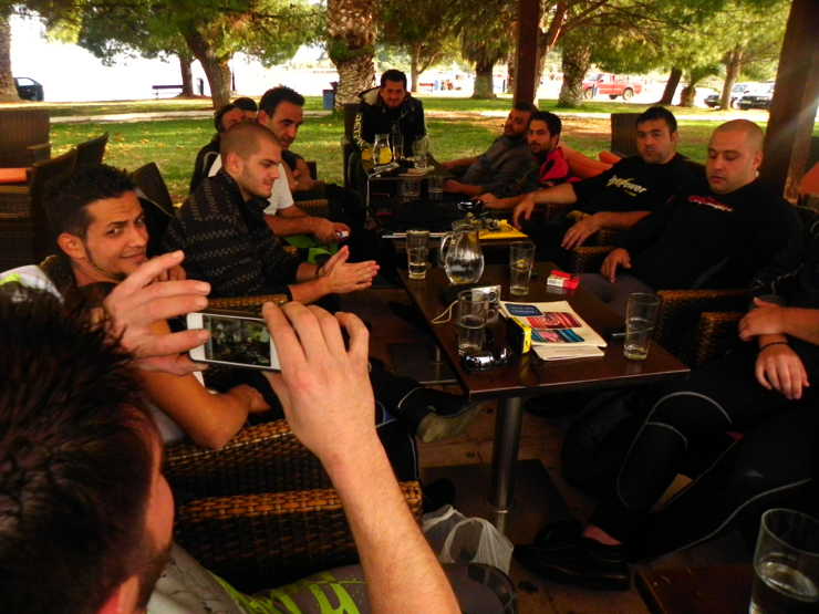 Όποτε έβρισκε ευκαιρία βρισκόταν με φίλους που είχαν την ίδια... τρέλα με αυτόν