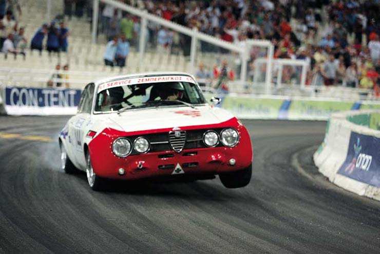 Ακόμα και με τρεις ρόδες το ιταλικό αυτοκίνητο μπορεί να κινείται με τέρμα το γκάζι!