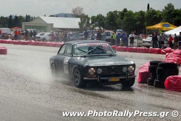 Ούτε η βροχή μπορεί να... φρενάρει τον κορυφαίο οδηγό...