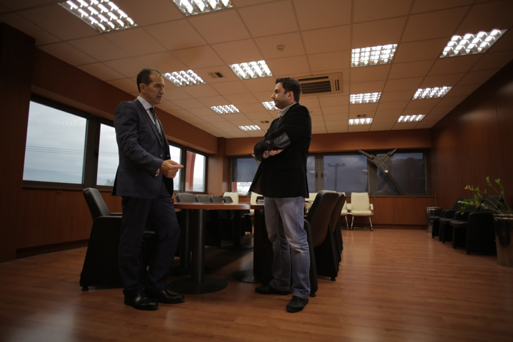 Ο γενικός διευθυντής της Kosmocar AE Στήβεν Σίρτης με τον Βασίλη Σαρημπαλίδη (φωτο: Κωνσταντίνος Τριανταφυλλόπουλος)