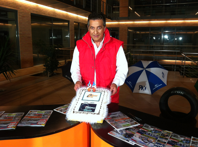 O Στράτος Φωτεινέλης με την τούρτα γενεθλίων...