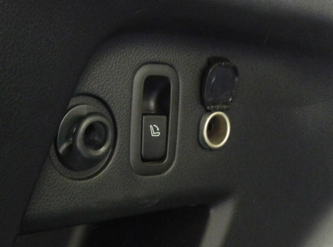 Τραβώντας αυτόν το διακόπτη η πίσω σειρά καθισμάτων πέφτει μόνη της...