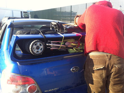 Ιεροσυλία! Έδεσε παιδικό καρότσι στην αεροτομή του Subaru Impreza…