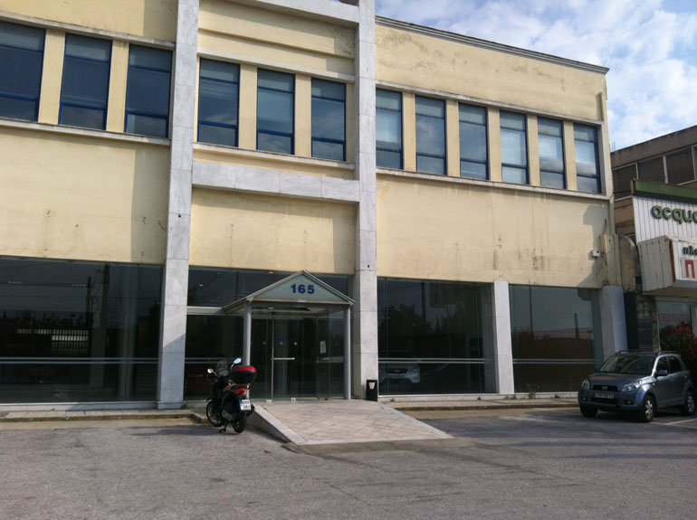 Κατεβασμένες οι ταμπέλες της Subaru στην Πειραιώς 165 καθώς μετακόμισε στα Βόρεια Προάστια...