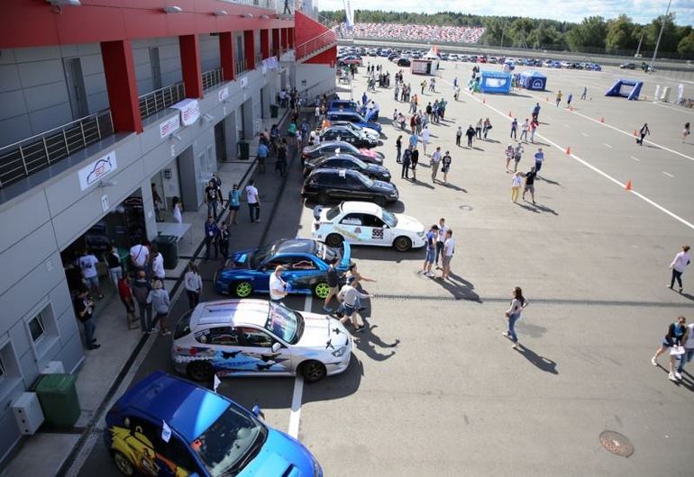 Λίγο πριν τα αυτοκίνητα βγουν στην πίστα...