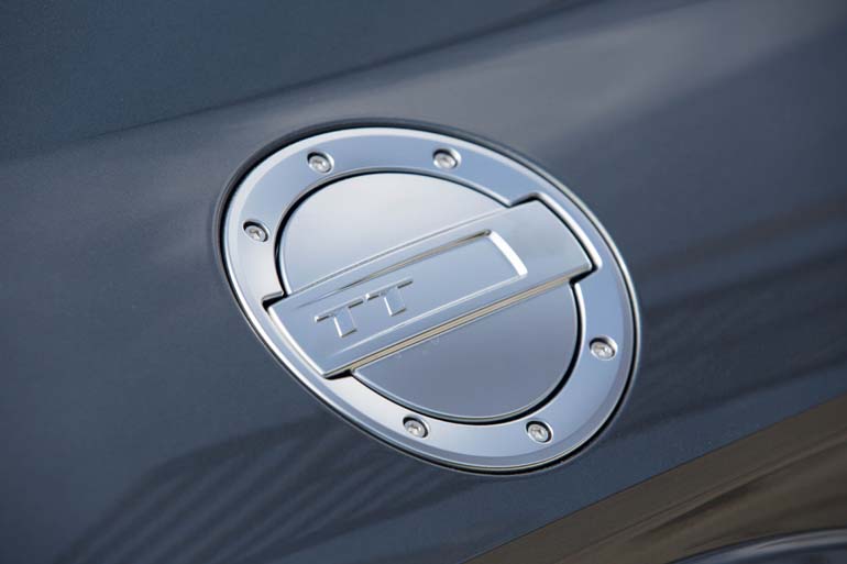 Κλασική τάπα που όταν σηκωθεί υπάρχει η υποδοχή της αντλίας καυσίμου χωρίς δεύτερη... τάπα!!