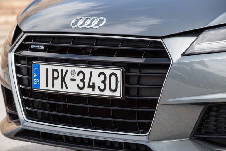 Πλέον οι τέσσερις κύκλοι κοσμούν το καπό του αυτοκινήτου...