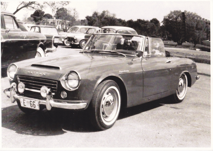 Ανέκδοτη φωτογραφία που δημοσιεύει το zougla.gr όπου διακρίνεται ο μικρός Τάκης Θεοχαράκης...