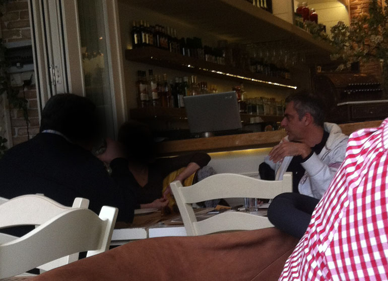 O Θάνος Παπαδόπουλος τα λέει με φίλους...