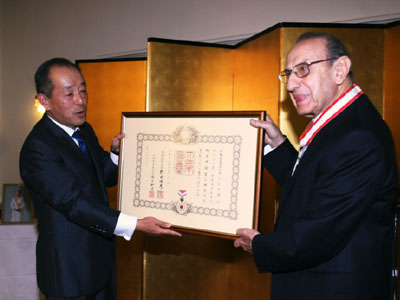 Παράσημο από τον Αυτοκράτορα Ακιχίτο στον Βασίλειο Θεοχαράκη