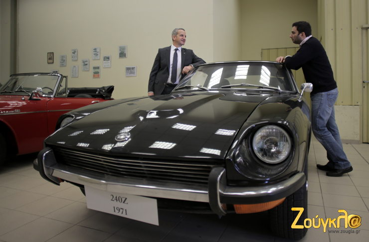 Ο υπογράφων συζητά με τον Τάκη Θεοχαράκη που οφείλει την επιτυχία στην απλότητα και την αγάπη για το αυτοκίνητο...