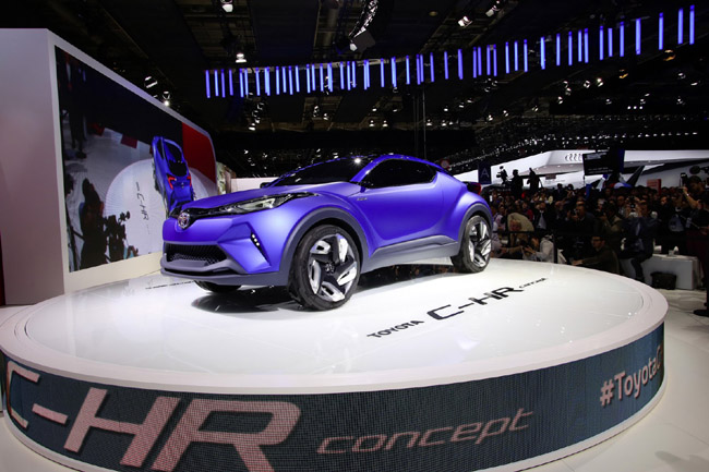 Το πρωτότυπο Toyota C-HR είναι ένα μικρό όχημα ελευθέρου χρόνου με ιδιαίτερα εκκεντρική σχεδίαση. Εντυπωσιακό από όποια πλευρά και να το κοιτάξεις και με σίγουρη επιτυχία αν και εφόσον αποφασιστεί να περάσει την γραμμή παραγωγής...