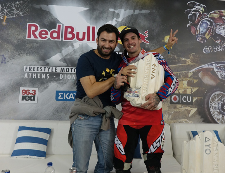 Φέρε το τρόπαιο.. Όχι δεν στο δίνω... Ε, καλά κράτα το!!! Μαζί με τον μεγάλο νικητή της Αθήνας Clinton Moore!!! 