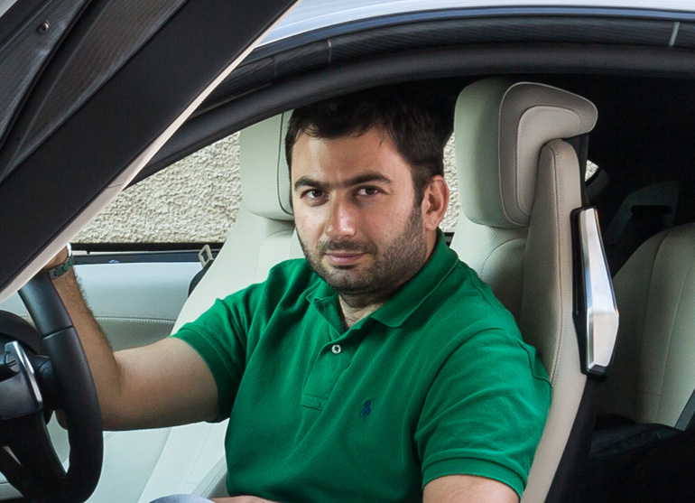 Βασίλης Σαρημπαλίδης: Ο παρουσιαστής της εκκίνησης του Ράλι Ακρόπολις όσον αφορά την τηλεοπτική κάλυψη. Γράφει για αγώνες εδώ και 15 χρόνια ενώ έχει ένα δικό του εκκεντρικό... καυστικό στυλ. Αν δεν βρίσκεται σε κάποια ειδική του Ακρόπολις θα... λιώνει στο πληκτρολόγιο! 