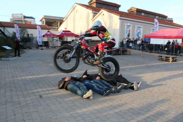 O αναβάτης Λευτέρης Πίππος κάνει άλμα και πηδά πάνω από τους Βιτσιλάκη, Κατσιμπάρο, Μυτιληνάκη και θεατών...