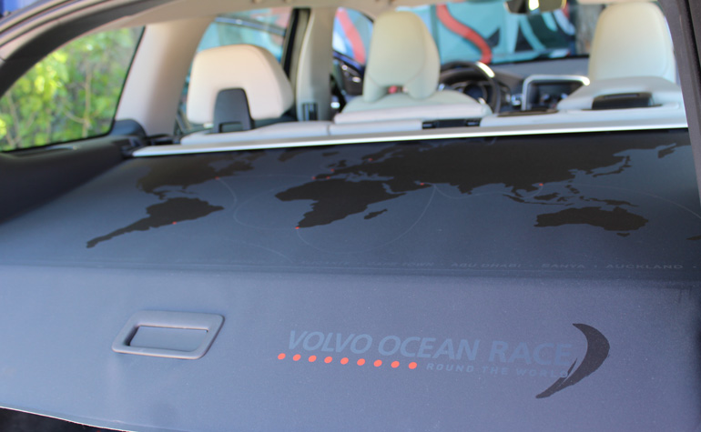 Πάνω στην εταζέρα υπάρχει το σχεδιάγραμα με την διαδρομή που ακολουθούν τα ιστιοπλοικά που συμμετέχουν στον σκληροτράχηλου αγώνα αντοχής θαλάσσης με την ονομασία Volvo Ocean Race...