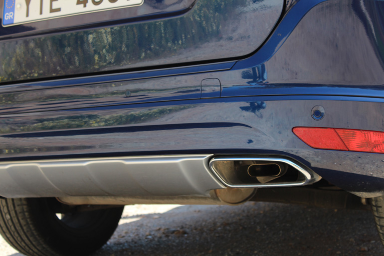 Διπλές απολήξεις εξάτμισης, μία σε κάθε πλευρά και με σπορ σχεδίαση...