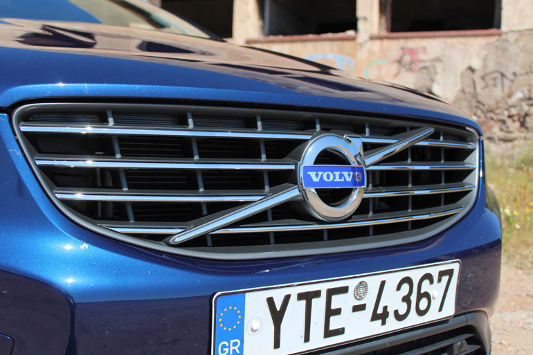 Επιβλητική η εμπρός μάσκα. Απουσιάζει το 'τεράστιο' κουτί ραντάρ που υπήρχε στις προ facelift εκδόσεις...