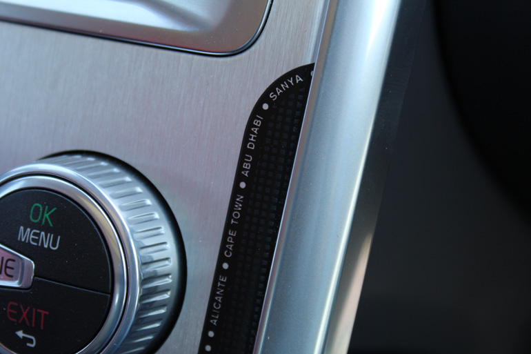 Στην κεντρική κονσόλα διαβάζεις τα ονόματα από την διαδρομή που ακολουθούν τα σκάφη που κάνουν το γύρο του κόμου στον αγώνα Volvo Ocean Race...