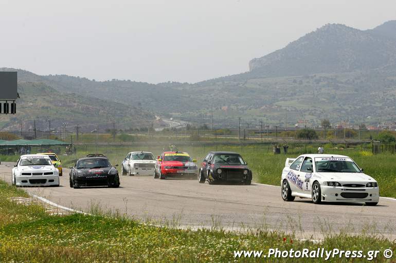 Η εκκίνηση δίνεται και το Ford Escort WRC φεύγει πολύ μπροστά...