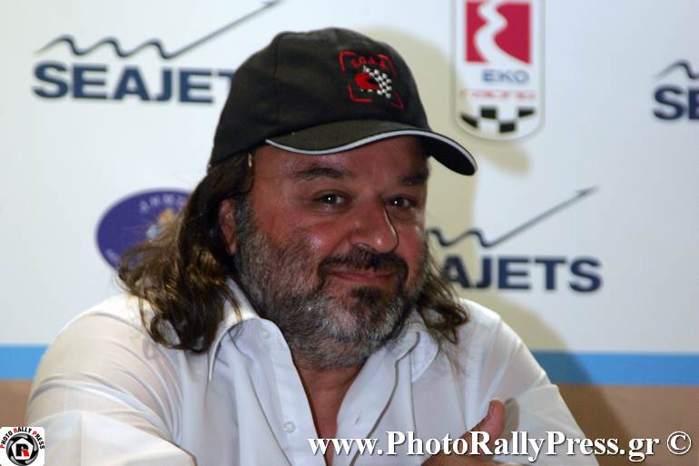 Ο Μάριος Ηλιόπουλος στηρίζει οικονομικά τον αγώνα... Ωστόσο δεν ξέχασε να τιμήσει και τον σύνδεσμο οδηγών αγώνων (στον οποίο είναι πρόεδρος), φορώντας και το αντίστοιχο καπέλο 