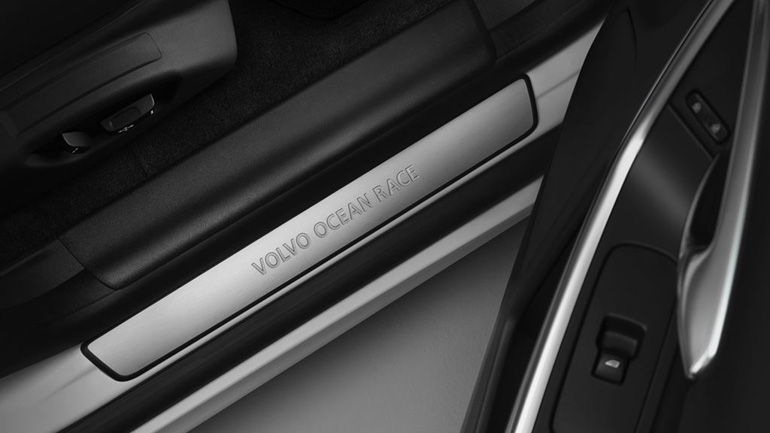 Το λογότυπο ακόμα και στους μαρσπιέδες...