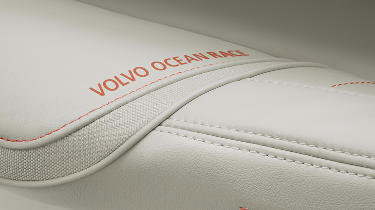 Λογότυπα και λεπτομέρεια ακόμα και στα καθίσματα...