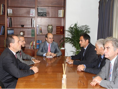 Συνάντηση Χατζηδάκη με τον πρόεδρο του ΣΕΑΑ