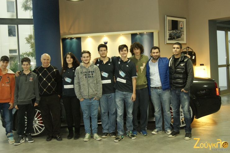 Αναμνηστική στα γραφεία της εισαγωγικής εταιρείας Trident (Lamborghini, Lotus, Maserati) με τους πιτσιρικάδες που έλαβαν μέρος σε διαγωνισμό της Formula 1...