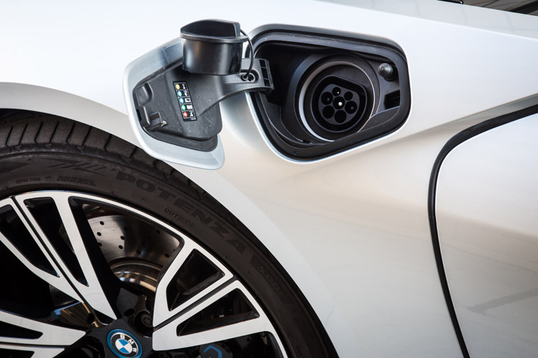 Ανοίγεις την... τάπα βάζεις το καλώδιο και φορτίζεις τις μπαταρίες από μία κοινή πρίζα. Για την βενζίνη υπάρχει δεύτερη τάπα...