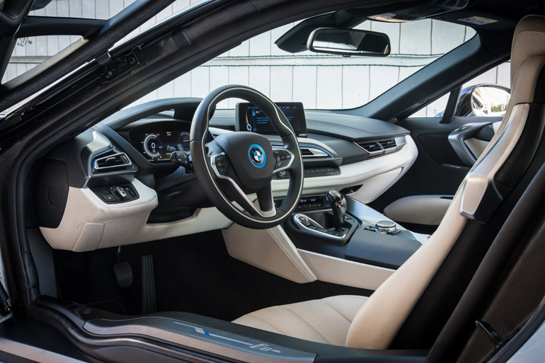 Το εσωτερικό του φουτουριστικού αυτοκινήτου...